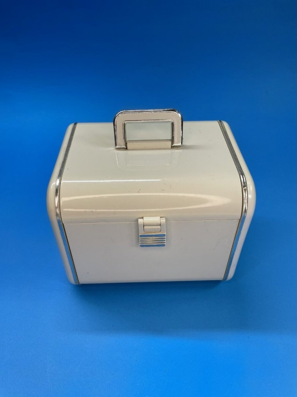 Vintage white hard-shell cosmetic train Makeup Grooming case. Mirror Compartment